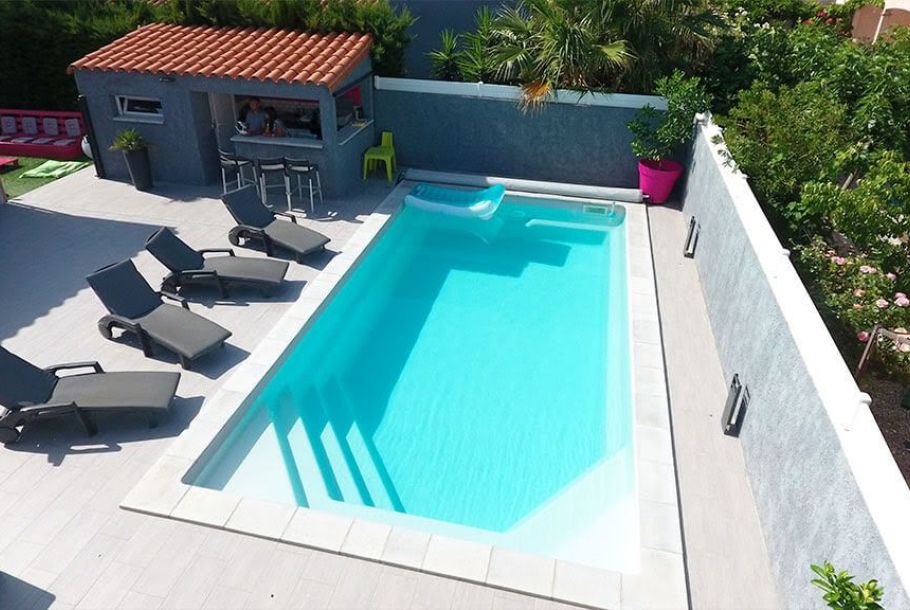 Célestine – Piscine moderne avec banquette et sécurité