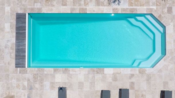 Agate – Piscine moderne avec volet intégré