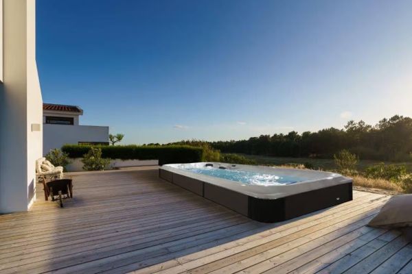 Spa de nage Jacuzzi® J-19 PowerPro™ – Entraînement puissant & récupération experte sur 5 mètres