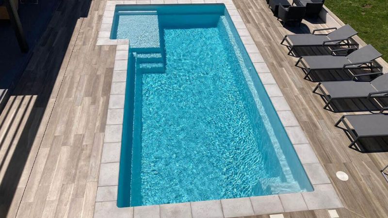 Larimar – Piscine design avec plage immergée