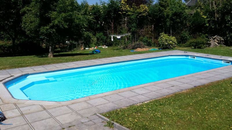 Onyx – Piscine coque familiale à fond incliné
