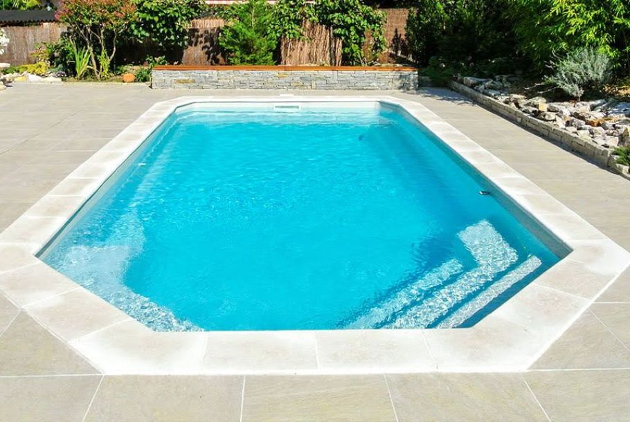 Onyx – Piscine coque familiale à fond incliné