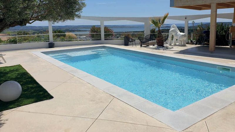 Galaxite – Piscine design avec bain de soleil intégré