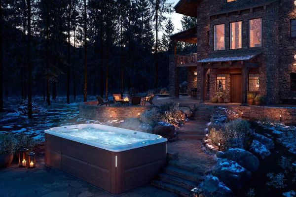 Spa de nage Jacuzzi® J-16 PowerPro™ – Nage fluide, entraînement complet et récupération ciblée
