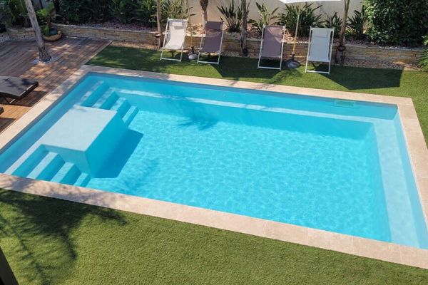 Galaxite – Piscine design avec bain de soleil intégré