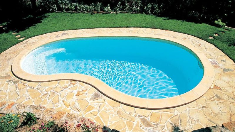 Cornaline – Piscine haricot à fond plat et banquettes