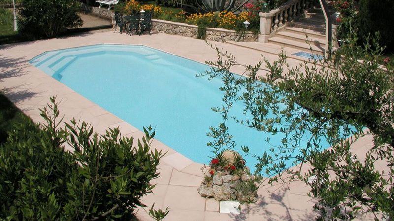 Onyx – Piscine coque familiale à fond incliné