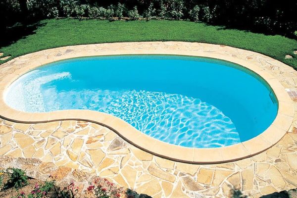 Cornaline – Piscine haricot à fond plat et banquettes