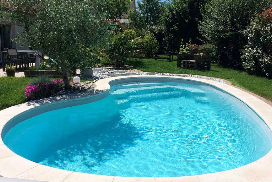 Cornaline – Piscine haricot à fond plat et banquettes